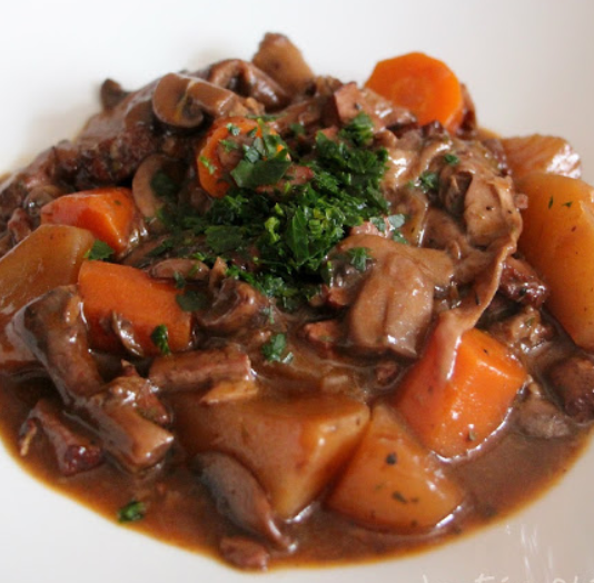 Cake salé doré sur plat rectangulaire